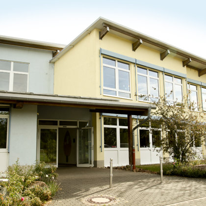 Schulhaus der Grundschule Königsland in der Austraße