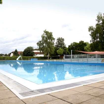 Freibad mit 50-Meter-Becken, Nichtschwimmerbereich und Babyplanschbecken