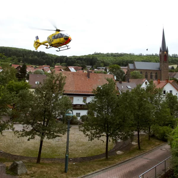 Dorfplatz noch vor Renovierung als Landeplatz für Luftrettung 2011