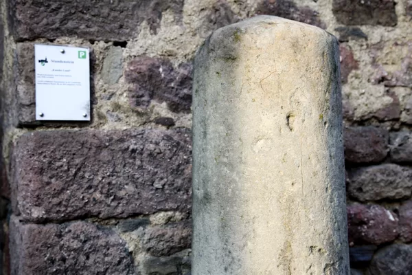 "Stundenstein" an der Hauptstraße