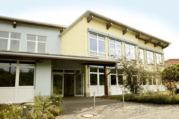 Schulhaus der Grundschule Königsland in der Austraße