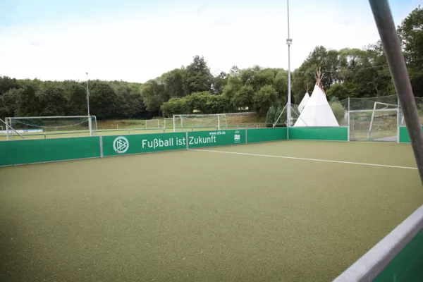 Fußball für Groß und Klein: Kleiner Bolzplatz neben großem Rasenplatz