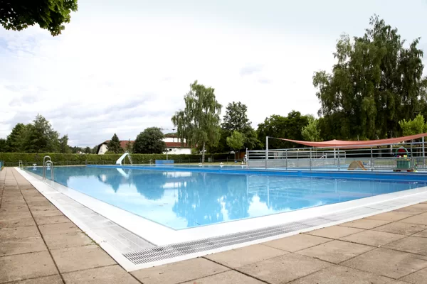Freibad mit 50-Meter-Becken, Nichtschwimmerbereich und Babyplanschbecken