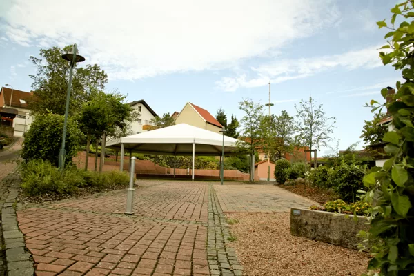 "Kerwezelt" am Dorfplatz