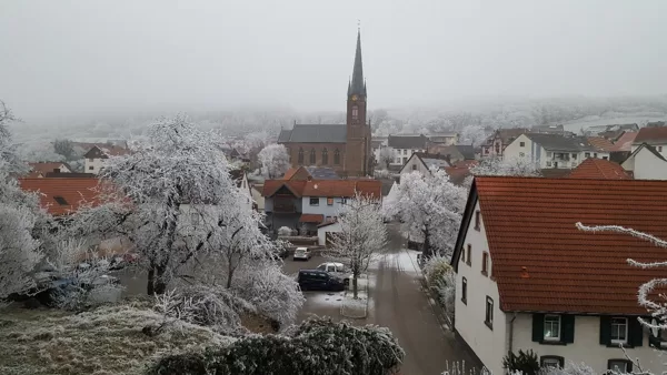 Kirche im etwas verschneiten Jettenbach | Foto: A. Wendel