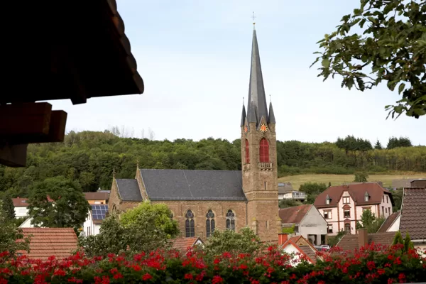 Protestantische Kirche von der Haltestelle Höhstraße aus.