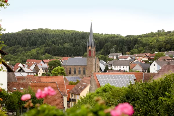 Von der oberen Höhstraße aus gesehen wirkt die Kirche noch gigantischer.